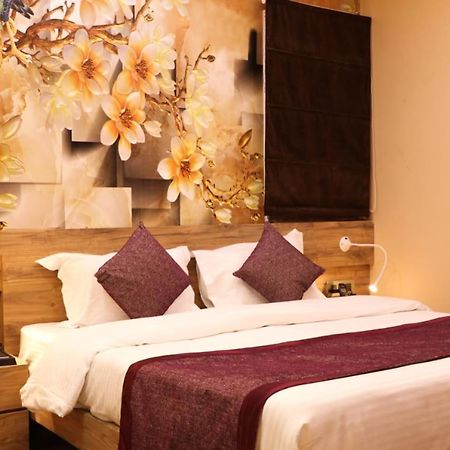 Hotel Mansa Kanpur Buitenkant foto