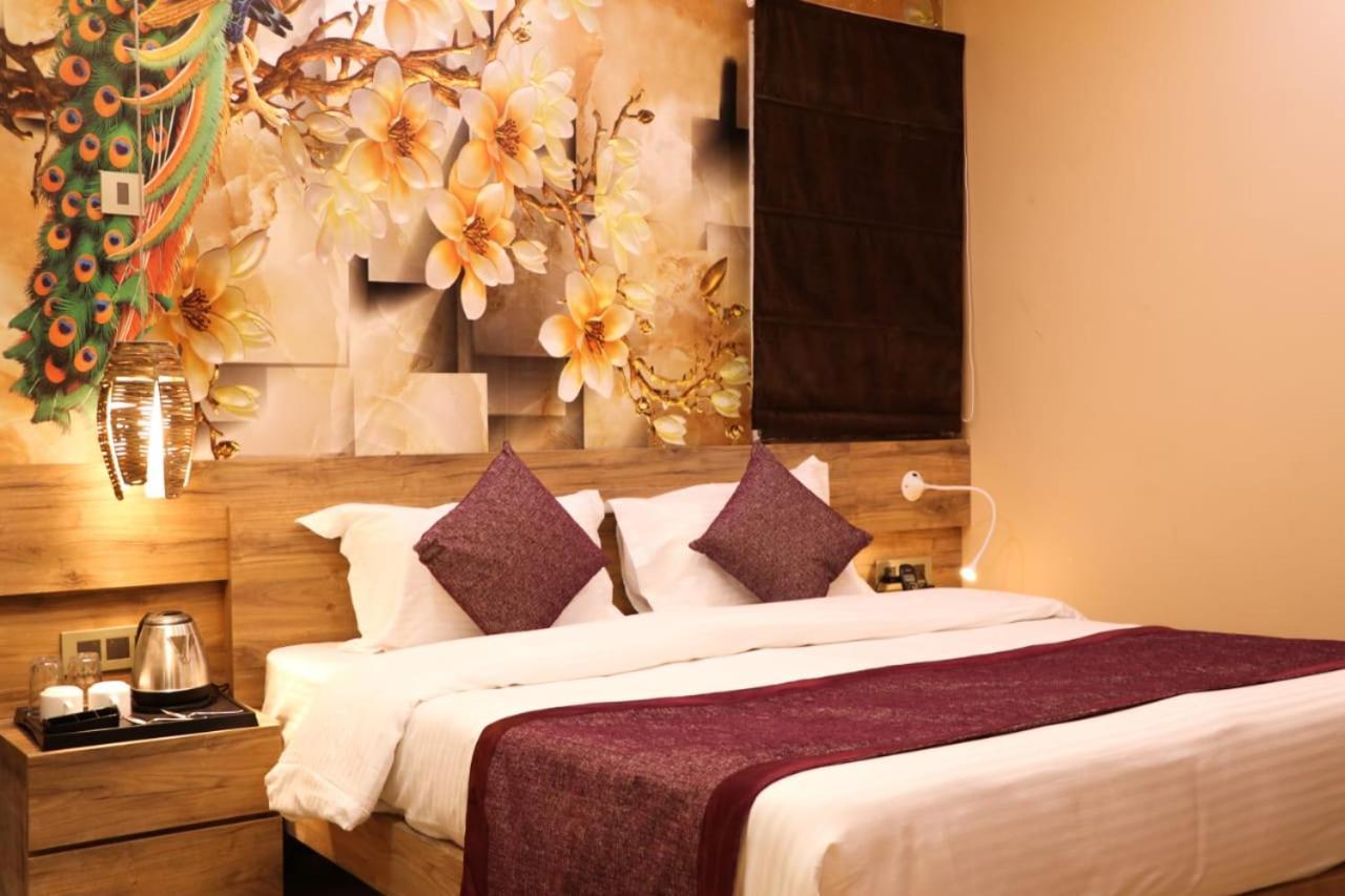 Hotel Mansa Kanpur Buitenkant foto