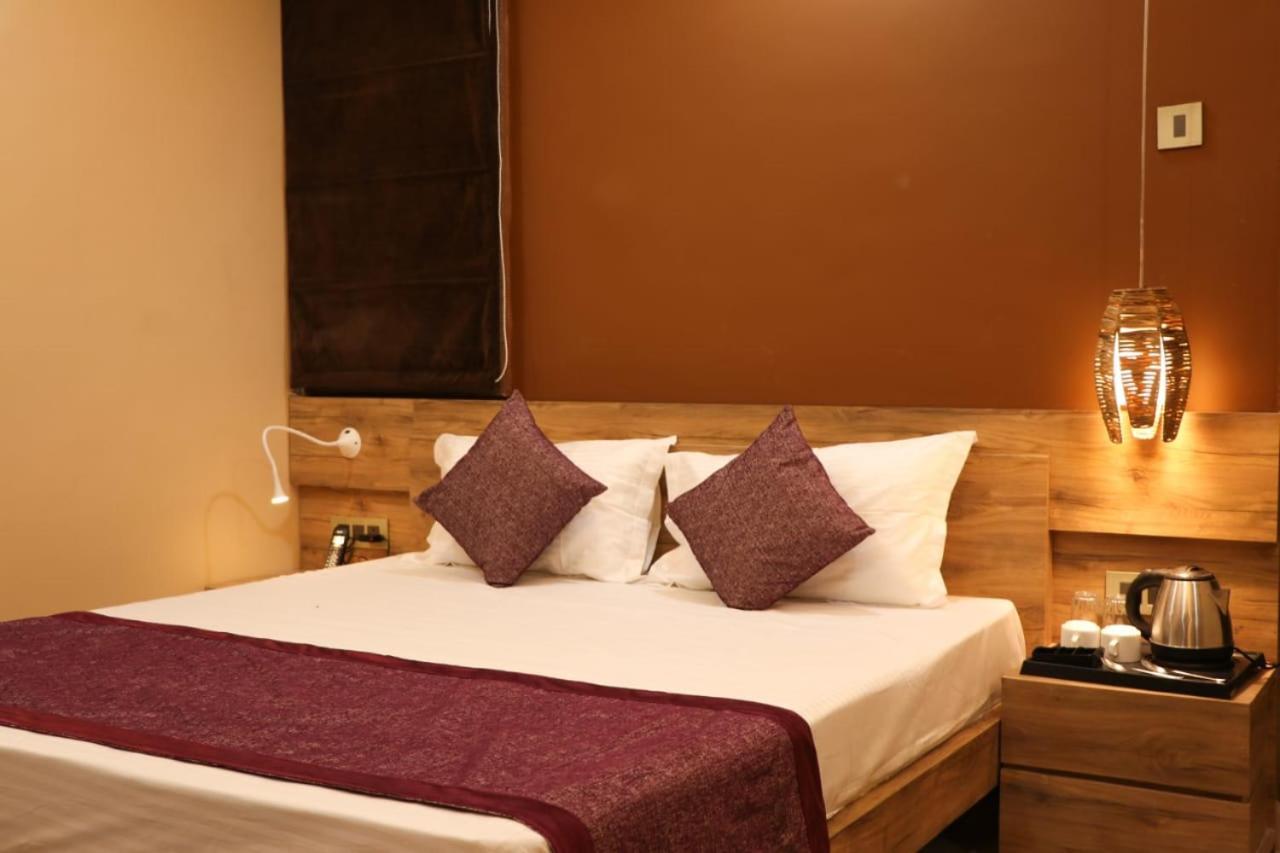 Hotel Mansa Kanpur Buitenkant foto