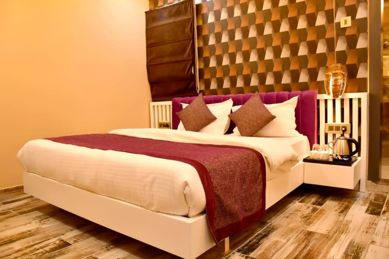 Hotel Mansa Kanpur Buitenkant foto