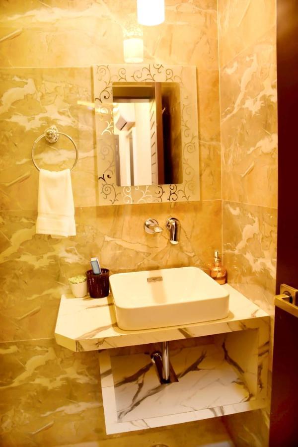 Hotel Mansa Kanpur Buitenkant foto