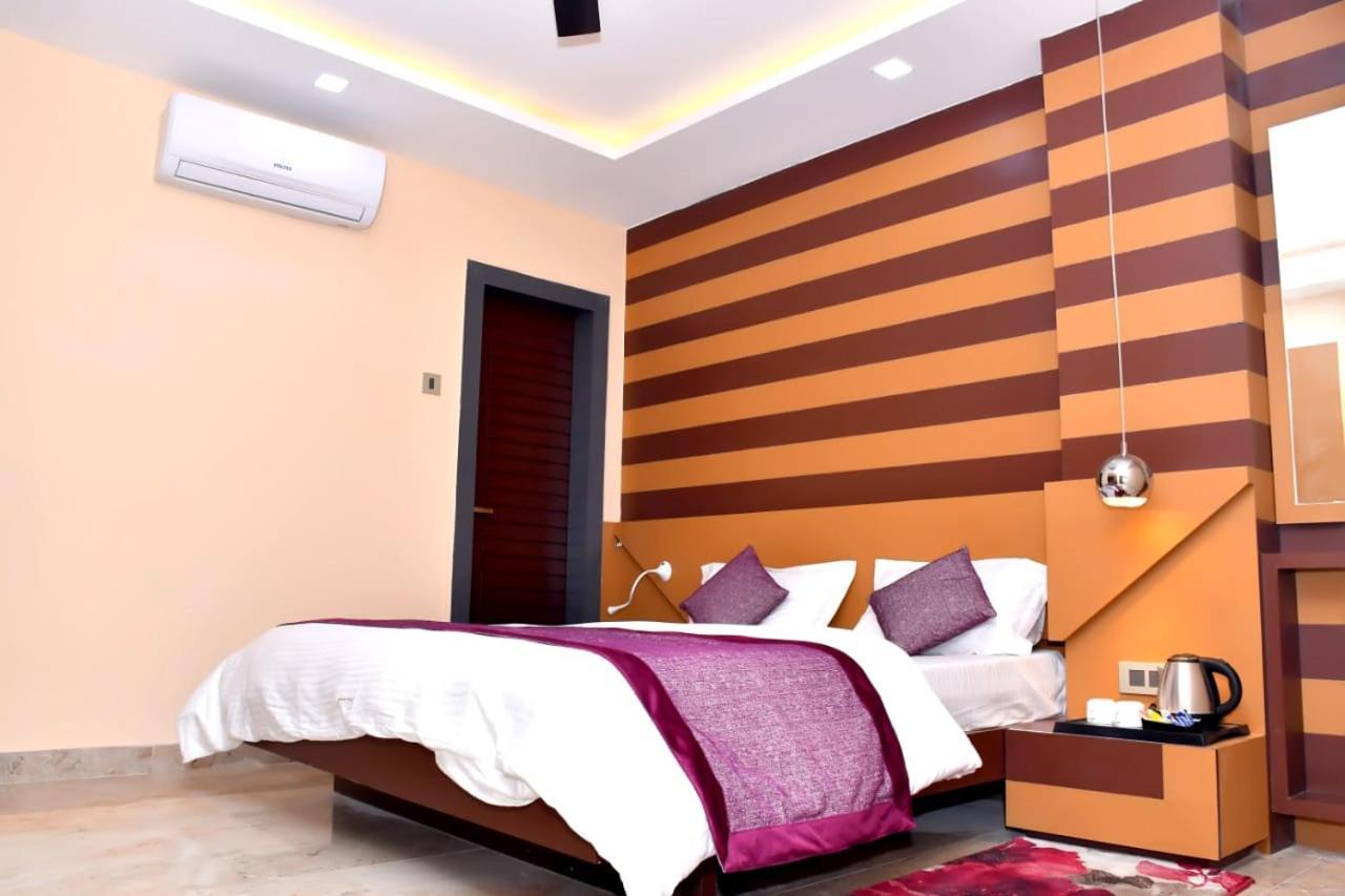 Hotel Mansa Kanpur Buitenkant foto