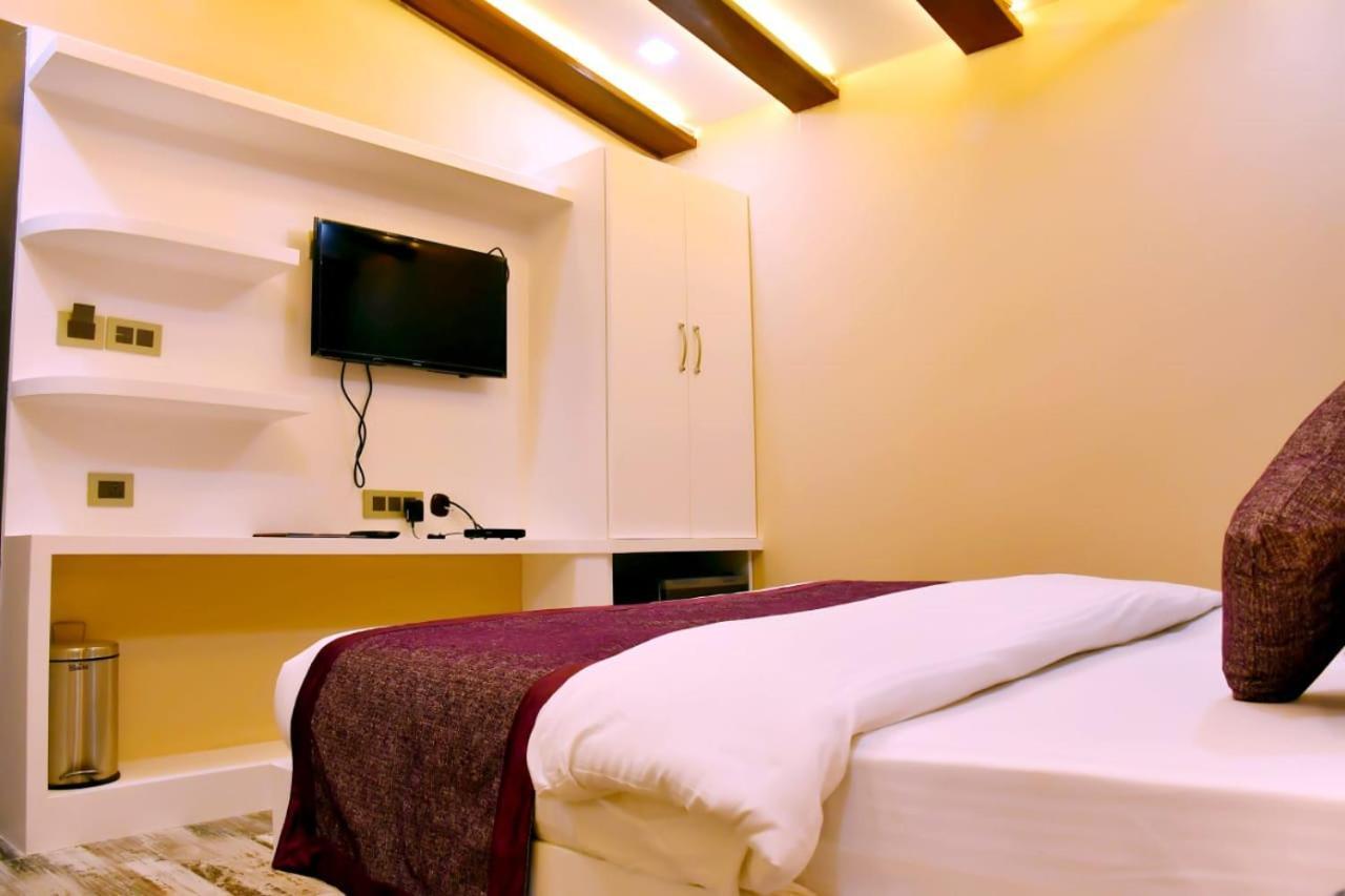 Hotel Mansa Kanpur Buitenkant foto